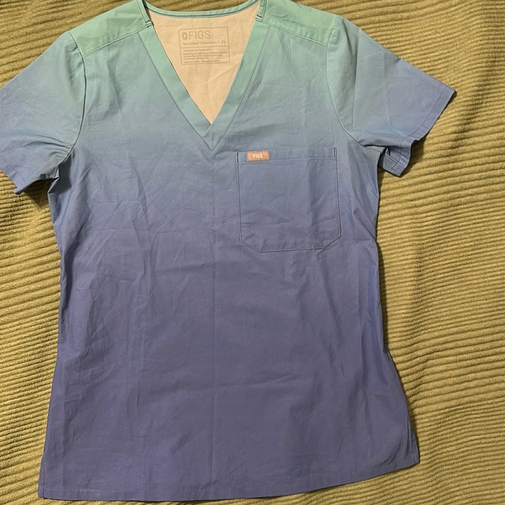 Figs xs ombré blue scrub top